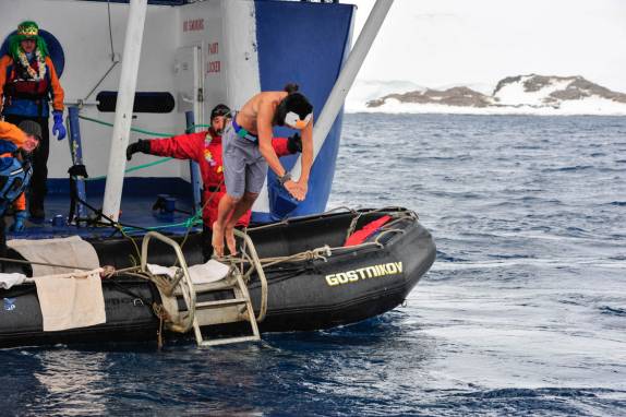 O cinegrafista Jeff entrou com estilo nas águas polares de  Brown Bluff, na Antártida (foto de Vladimir Seliverstov)